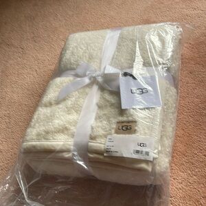 UGG brand new throw(no offer please)
